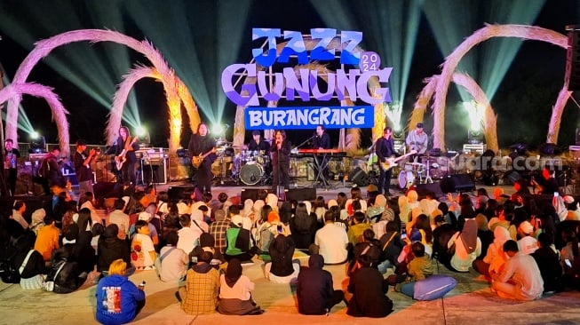 Pengunjung melihat konser Jazz Gunung Burangrang di di Dusun Bambu, Kabupaten Bandung Barat, Sabtu (19/10/2024). [Suara.com/Rahman]