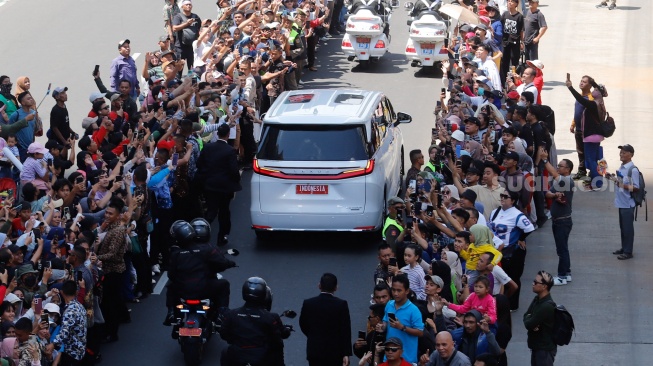 Wakil Presiden Gibran Rakabuming Raka melintas dan menyapa warga di Bundaran HI, Jakarta, pada Minggu (20/10/2024). [Suara.com/Alfian Winanto]