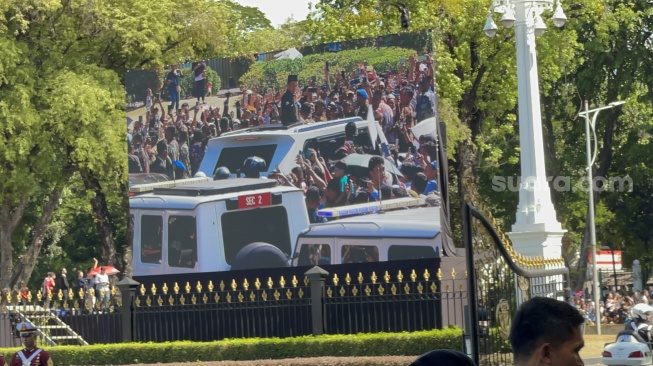 Diantar Prabowo usai Lengser, Jokowi Tebar Senyum saat Sapa Warga dari Sunroof Maung MV3