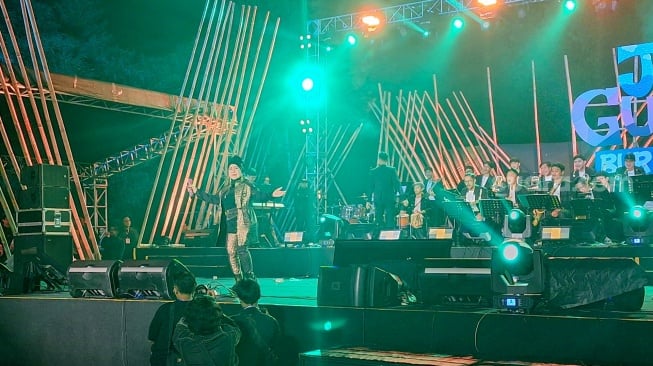 Penyanyi Elvy Sukaesih tampil di konser Jazz Gunung Burangrang di di Dusun Bambu, Kabupaten Bandung Barat, Sabtu (19/10/2024). [Suara.com/Rahman]