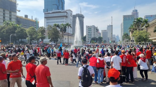 Panggung pesta rakyat yang disiapkan untuk menyambut pelantikan Presiden dan Wakil Presiden terpilih, Prabowo Subianto dan Gibran Rakabuming Raka, Minggu (20/10/2024) mulai dipadati pengunjung. (Suara.com/Adiyoga)