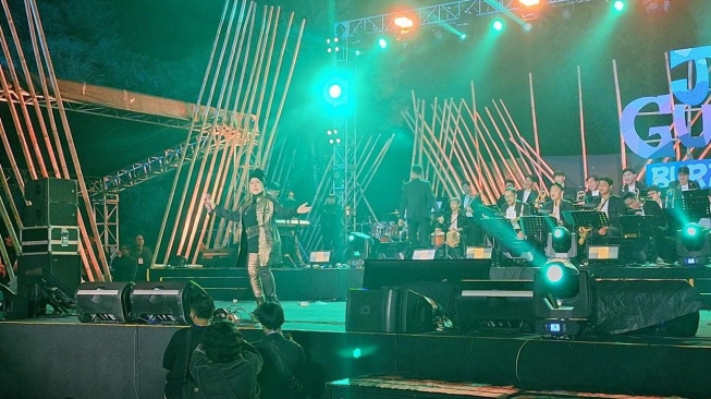 Jazz Gunung Burangrang Ditutup Penampilan Elvy Sukaesih dengan Meriah