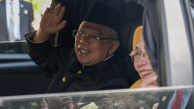 Wakil Presiden ke-13 Ma'ruf Amin dan istri Wury Ma'ruf Amin melambaikan tangan ke arah wartawan usai acara pisah sambut wakil presiden di Istana Wakil Presiden, Jakarta, Minggu (20/10/2024). [ANTARA FOTO/Fauzan/Spt]
