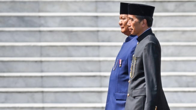 Presiden Prabowo Subianto (kiri) bersama Presiden ketujuh RI Joko Widodo (kedua kiri) menginspeksi pasukan dalam upacara pisah sambut di Istana Merdeka, Jakarta, Minggu (20/10/2024). [ANTARA FOTO/Hafidz Mubarak A/app/Spt]