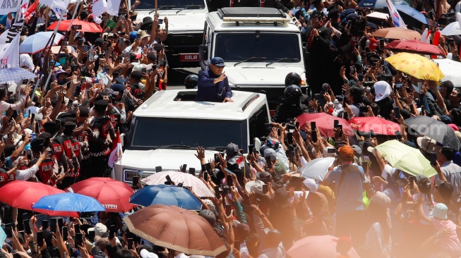 Presiden Prabowo Subianto melintas dan menyapa warga di Bundaran HI, Jakarta, pada Minggu (20/10/2024). [Suara.com/Alfian Winanto]