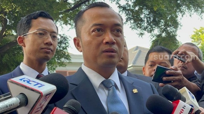 Politikus Partai Gerindra Prasetyo Hadi saat ditemui di Kertanegara. (Suara.com/M Yasir)