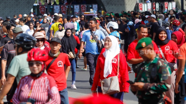 Suasana warga memadati Pesta Rakyat Pelantikan Prabowo-Gibran di kawasan Bundaran Hotel Indonesia (HI) di Jakarta, Minggu (20/10/2024). [Suara.com/Alfian Winanto]