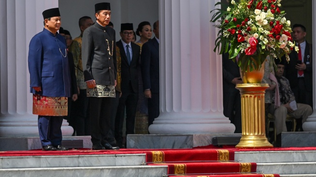 Presiden Prabowo Subianto (kiri) dan Presiden ke-7 RI Joko Widodo (kanan) mengikuti upacara pisah sambut di Istana Merdeka, Jakarta, Minggu (20/10/2024). [ANTARA FOTO/Hafidz Mubarak A/app/Spt]