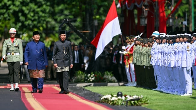 Presiden Prabowo Subianto (kedua kiri) dan Presiden ke-7 RI Joko Widodo (ketiga kanan) memeriksa pasukan pada upacara pisah sambut di Istana Merdeka, Jakarta, Minggu (20/10/2024). [ANTARA FOTO/Hafidz Mubarak A/app/Spt]
