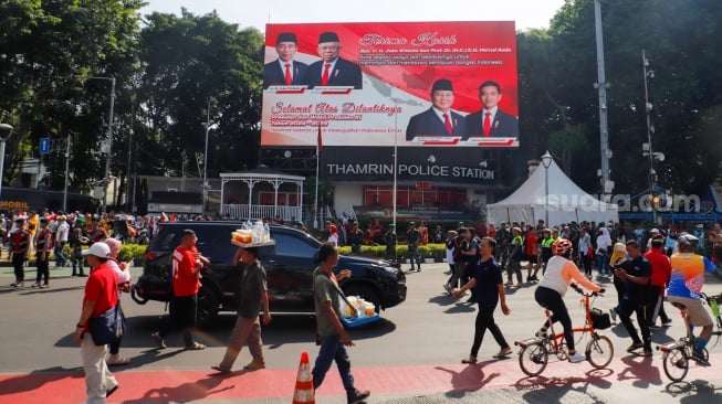 Suasana warga memadati Pesta Rakyat Pelantikan Prabowo-Gibran di kawasan Bundaran Hotel Indonesia (HI) di Jakarta, Minggu (20/10/2024). [Suara.com/Alfian Winanto]