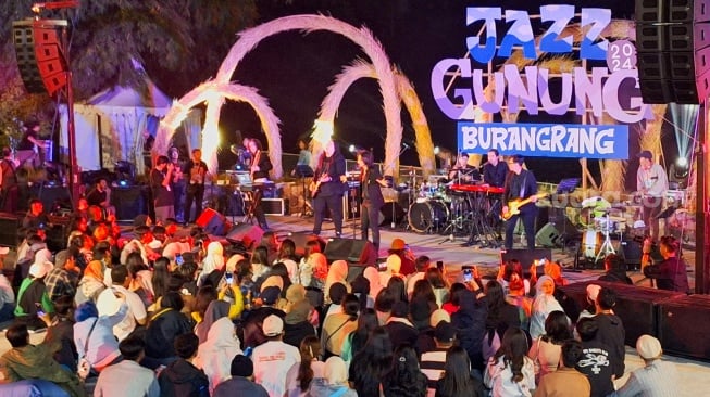 Pengunjung melihat konser Jazz Gunung Burangrang di di Dusun Bambu, Kabupaten Bandung Barat, Sabtu (19/10/2024). [Suara.com/Rahman]