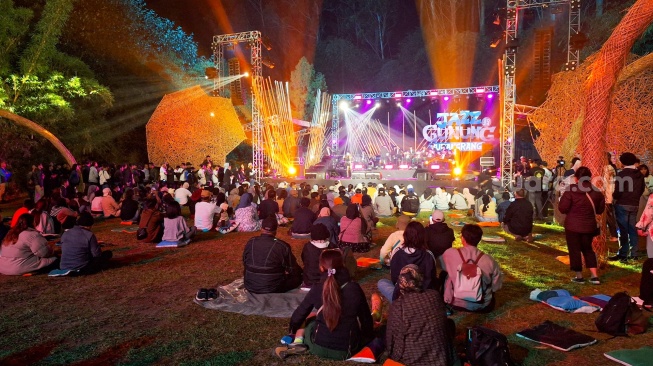 Pengunjung melihat konser Jazz Gunung Burangrang di di Dusun Bambu, Kabupaten Bandung Barat, Sabtu (19/10/2024). [Suara.com/Rahman]