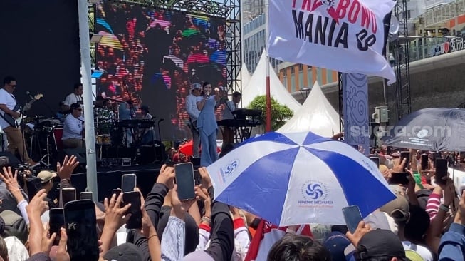 Ayu Ting Ting di panggung pesta rakyat menyambut pelantikan Prabowo Gibran di depan hotel Grand Hyatt Jakarta, Minggu (20/10/2024). [Suara.com/Adiyoga Priyambodo]