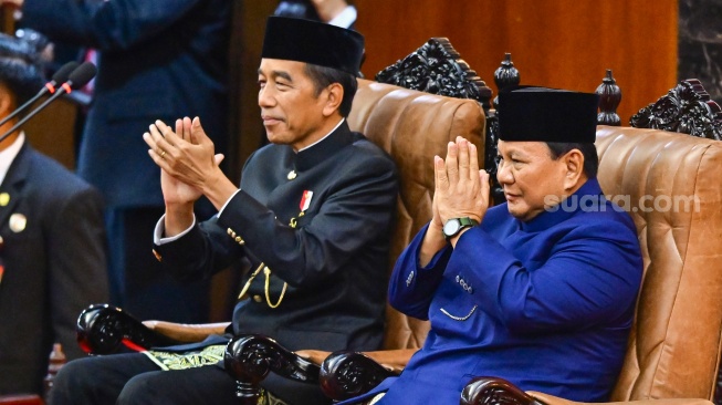 Presiden Joko Widodo (kiri) dan Presiden terpilih Prabowo Subianto (kanan) memberikan salam dalam pelantikan presiden dan wakil presiden periode 2024-2029 di Gedung Nusantara, Kompleks Parlemen, Senayan, Jakarta, Minggu (20/10/2024). [ANTARA FOTO/Rivan Awal Lingga/app/YU]