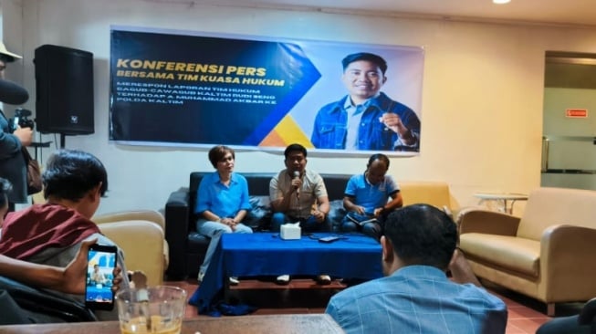 Konferensi pers yang digelar oleh Andi Muhammad Akbar bersama pendamping hukumnya. [Presisi.co]