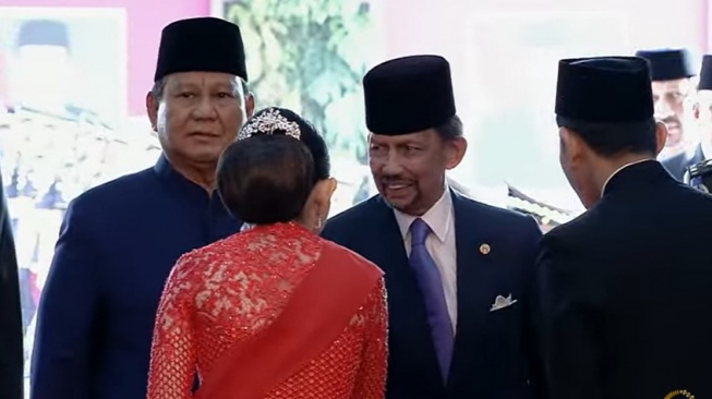 Sultan Brunei Darussalam Hassanal Bolkiah tiba di Gedung MPR. [Tangkapan layar]