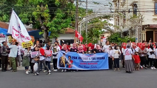 UPDATE TERKINI! Ribuan Warga Mulai Padati Jalan Sekitar Kediaman Jokowi di Solo