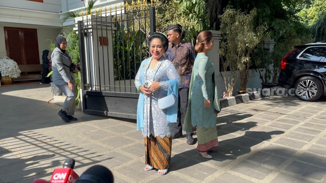 Penampakan Titiek Soeharto ikut hadir di Kertanegara menjelang Prabowo Subianto dilantik Presiden. (Suara.com/M Yasir)