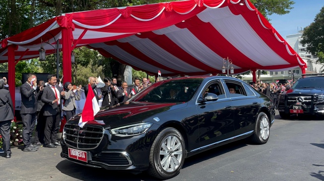 Presiden Jokowi meninggalkan Istana Negara Jakarta, Minggu (20/10/2024). [Suara.com/Novian]