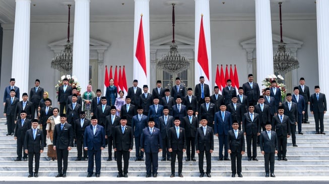 Presiden Prabowo Subianto (depan, tengah) didampingi Wakil Presiden Gibran Rakabuming Raka (depan, keempat kanan) berfoto bersama jajaran Menteri dan Kepala Lembaga Tinggi Negara Kabinet Merah Putih yang baru dilantik di Istana Merdeka, Jakarta, Senin (21/10/2024). [ANTARA FOTO/Hafidz Mubarak A/Lmo/nym]