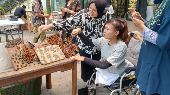 PNM dan Jamkrindo Latih Perempuan Disabilitas Jadi Wirausaha Batik