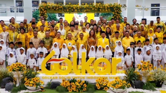 Ketua Umum Partai Golkar Bahlil Lahadalia (depan,tengah) dana jajaran Partai foto bersama dengan anak-anak Panti saat perayaan HUT ke-60 Partai Golkar di Kantor DPP Golkar, Jakarta, Senin (21/10/2024). [Suara.com/Alfian Winanto]