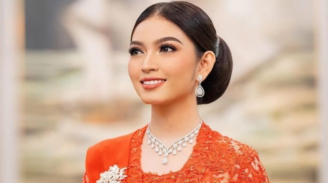 Penampilannya Terlalu Ramai, Selvi Ananda Dikritik Tak Tahu Aturan Pakai Kebaya