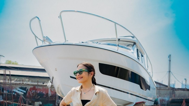 Prilly Latuconsina beli yacht. (Instagram)