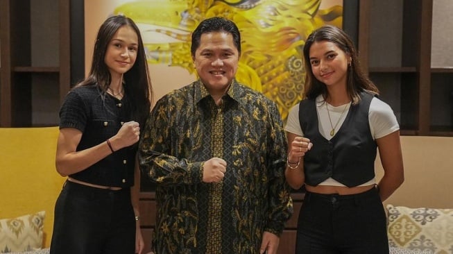 Ketua Umum PSSI Erick Thohir bertemu dengan dua pemain keturunan, Estella Loupatty dan Noa Leatomu. [Dok. Instagram/@estellaloupatty]