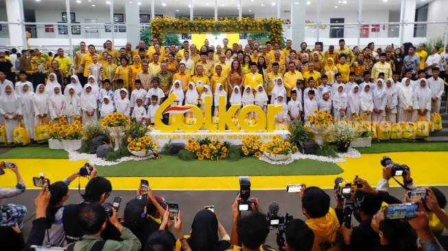 Ketua Umum Partai Golkar Bahlil Lahadalia (depan,tengah) dan jajaran Partai foto bersama dengan anak-anak Panti saat perayaan HUT ke-60 Partai Golkar di Kantor DPP Golkar, Jakarta, Senin (21/10/2024). [Suara.com/Alfian Winanto]