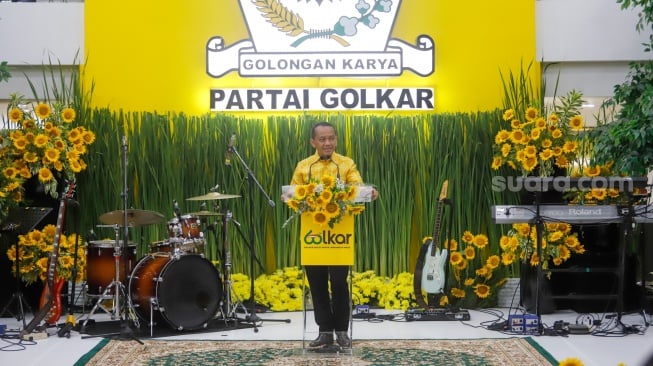 Ketua Umum Partai Golkar Bahlil Lahadalia memberikan sambutan saat perayaan HUT ke-60 Partai Golkar di Kantor DPP Golkar, Jakarta, Senin (21/10/2024). [Suara.com/Alfian Winanto]