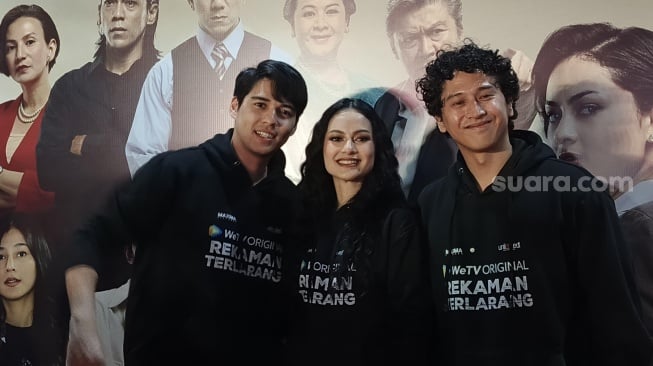 Maxime Bouttier, Clara Bernadeth saat konferensi pers series Rekaman Terlarang di Grand Indonesia, Jakarta Pusat pada Senin (21/10/2024). [Suara.com/Rena Pangesti]