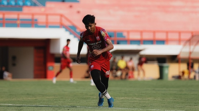 Striker muda Persis Solo, Arkhan Kaka resmi melewati rekor Marselino Ferdinan sebagai pemain termuda yang mencetak gol di BRI Liga 1. [Dok. Instagram/@arkhan8kaka]