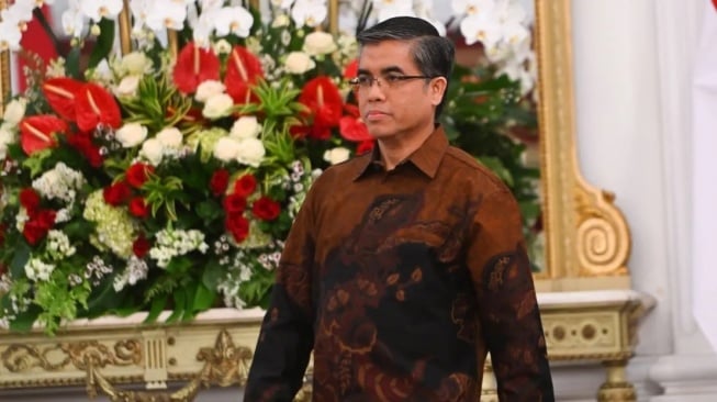 Yassierli berjalan saat dipanggil Presiden Prabowo Subianto dalam pengumuman jajaran menteri Kabinet Merah Putih di Istana Merdeka, Jakarta, Minggu (20/10/2024). Yassierli terpilih sebagai Menteri Ketenagakerjaan dalam kabinet itu. (ANTARA FOTO/Hafidz Mubarak A/app/Spt)