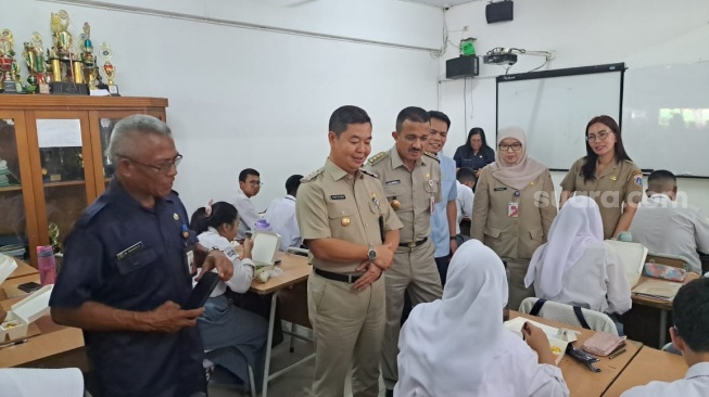 Senin Pertama Teguh Setyabudi Sebagai Pj Gubernur DKI, Tinjau Uji Coba MBG Di SMKN 26 Rawamangun