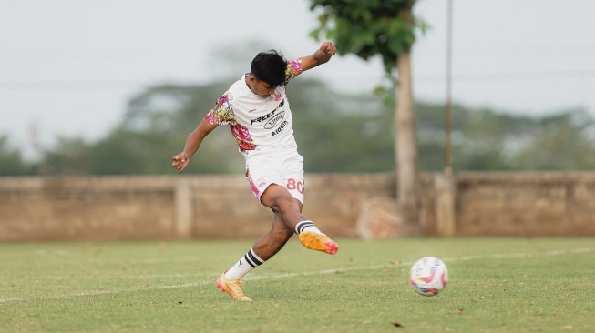 Striker muda Persis Solo, Arkhan Kaka resmi melewati rekor Marselino Ferdinan sebagai pemain termuda yang mencetak gol di BRI Liga 1. [Dok. Instagram/@arkhan8kaka]