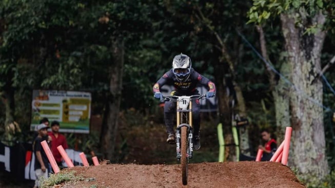 Rendy Varera Sanjaya menjuarai 76 Indonesian Downhill 2024 seri kedua di Ternadi Bike Park, Kudus, Minggu (20/10/2024). [Dok. Istimewa]