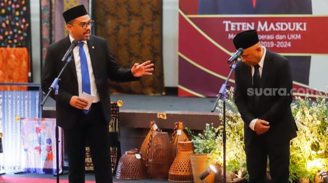 Menteri UMKM Maman Abdurrahman menyampaikan sambutan saat Sertijab dan Pisah Sambut di gedung Smesco Indonesia, Jakarta, Senin (21/10/2024). [Suara.com/Alfian Winanto]