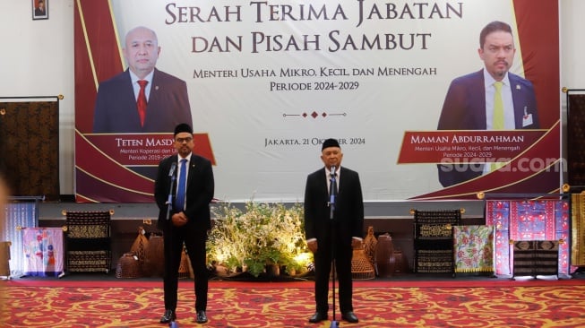 Menteri UMKM Maman Abdurrahman (kiri) bersama Menteri UMKM periode 2019-2024 Teten Masduki (kanan) saat Sertijab dan Pisah Sambut di gedung Smesco Indonesia, Jakarta, Senin (21/10/2024). [Suara.com/Alfian Winanto]