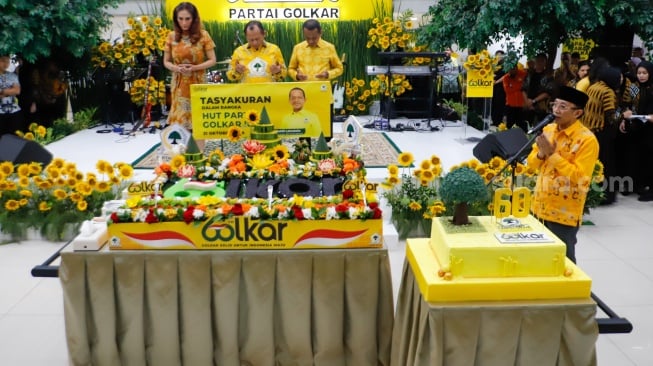 Ketua Umum Partai Golkar Bahlil Lahadalia (tengah) berdoa sebelum prosesi potong tumpeng saat perayaan HUT ke-60 Partai Golkar di Kantor DPP Golkar, Jakarta, Senin (21/10/2024). [Suara.com/Alfian Winanto]