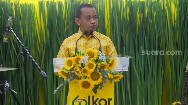 Ketua Umum Partai Golkar Bahlil Lahadalia memberikan sambutan saat perayaan HUT ke-60 Partai Golkar di Kantor DPP Golkar, Jakarta, Senin (21/10/2024). [Suara.com/Alfian Winanto]