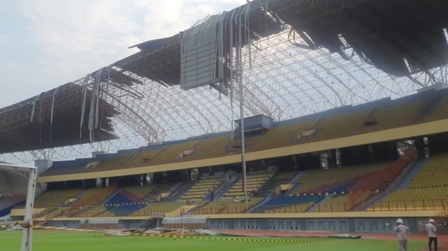 Ini Kronologis Atap Stadion Wibawa Mukti Luluh Lantak, Berapa Total Kerugian?