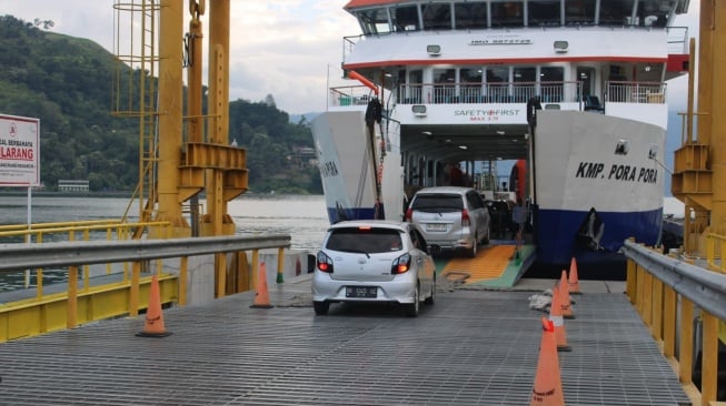 Kendaraan tengah masuk ke dalam Kapal milik ASDP