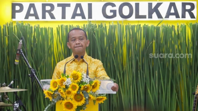 Ketua Umum Partai Golkar Bahlil Lahadalia memberikan sambutan saat perayaan HUT ke-60 Partai Golkar di Kantor DPP Golkar, Jakarta, Senin (21/10/2024). [Suara.com/Alfian Winanto]