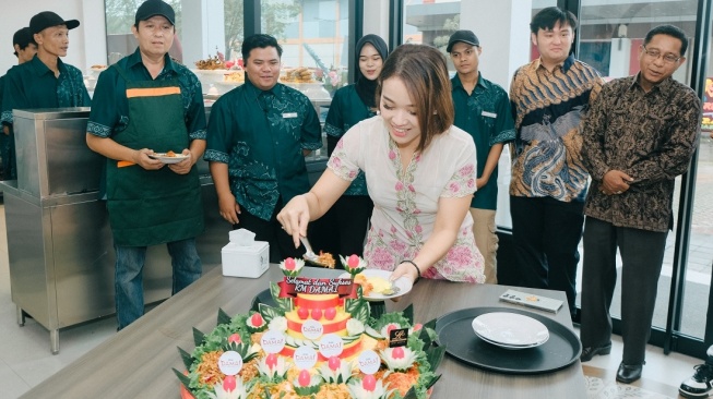 Winda Viska di acara peresmian RM Padang Damai miliknya di Tanjung Pinang. [Instagram]