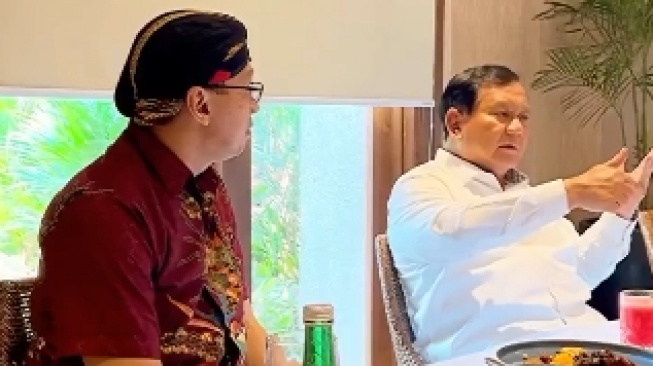 Nama Asli Abu Janda yang Klaim Bertemu Prabowo Masuk Lewat Pintu Belakang