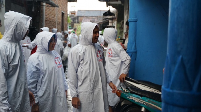 Cerita Respati Ardi Terjang Hujan Deras demi Blusukan di Kampung Sewu, Dioleh-olehi Roti Produksi Warga