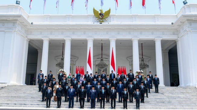 Presiden Prabowo Subianto (depan, tengah) didampingi Wakil Presiden Gibran Rakabuming Raka (depan, keempat kanan) berfoto bersama jajaran Menteri dan Kepala Lembaga Tinggi Negara Kabinet Merah Putih yang baru dilantik di Istana Merdeka, Jakarta, Senin (21/10/2024). [ANTARA FOTO/Hafidz Mubarak A/Lmo/nym]