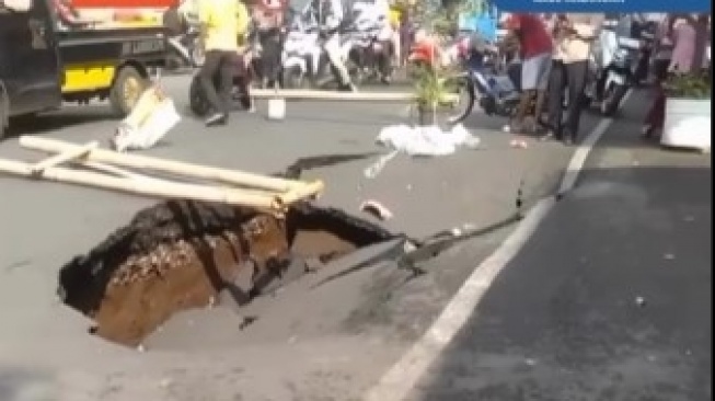 Viral Jalan di Malang Tiba-Tiba Ambles, Warganet: Tidak Diperhatikan