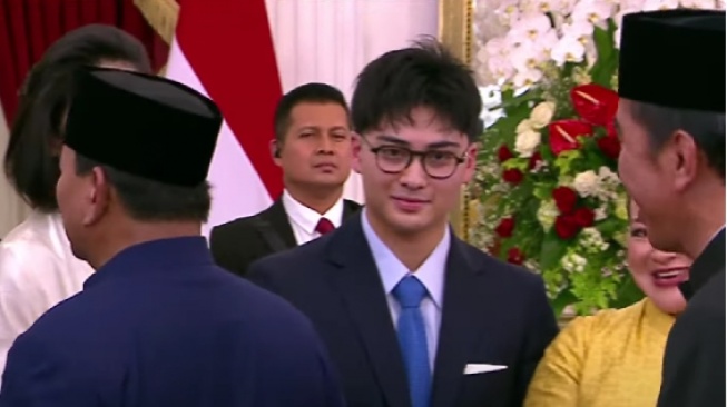 Potret Kyran Djiwandono yang mencuri perhatian di acara pelantikan Prabowo. (YouTube/Sekretariat Presiden)